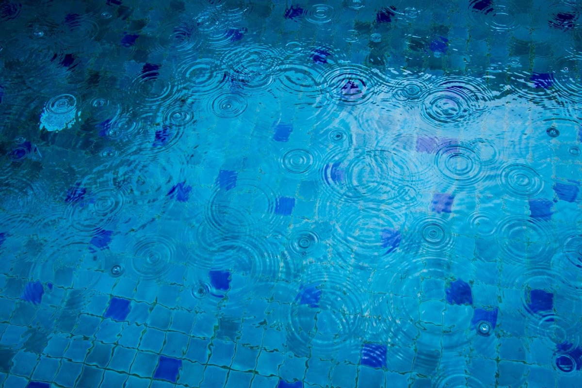 Hoe zwembad proper houden bij regen?