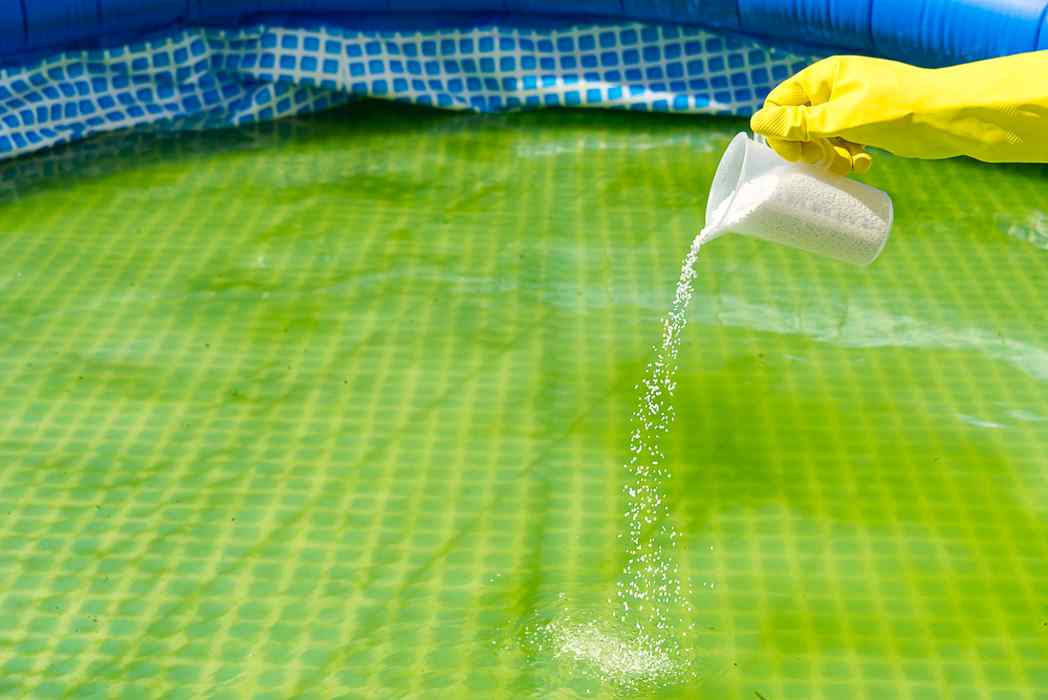 De belangrijkste chemicaliën voor uw bovengronds zwembad