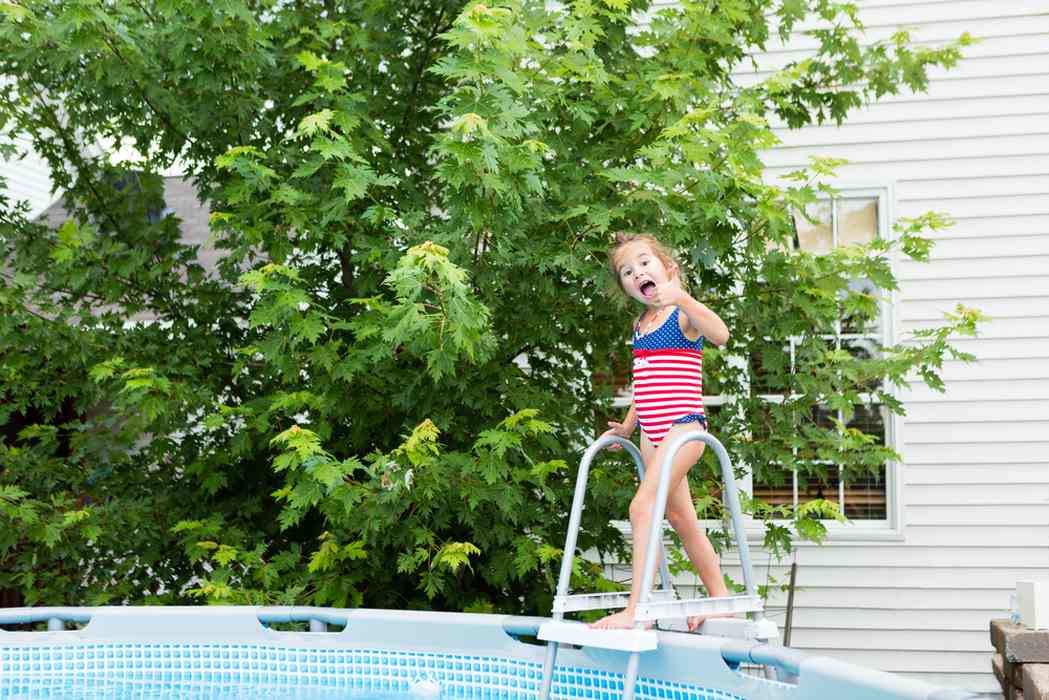 De hitte overwinnen: hoe u uw kinderen kunt vermaken met een bovengronds zwembad en een trampoline